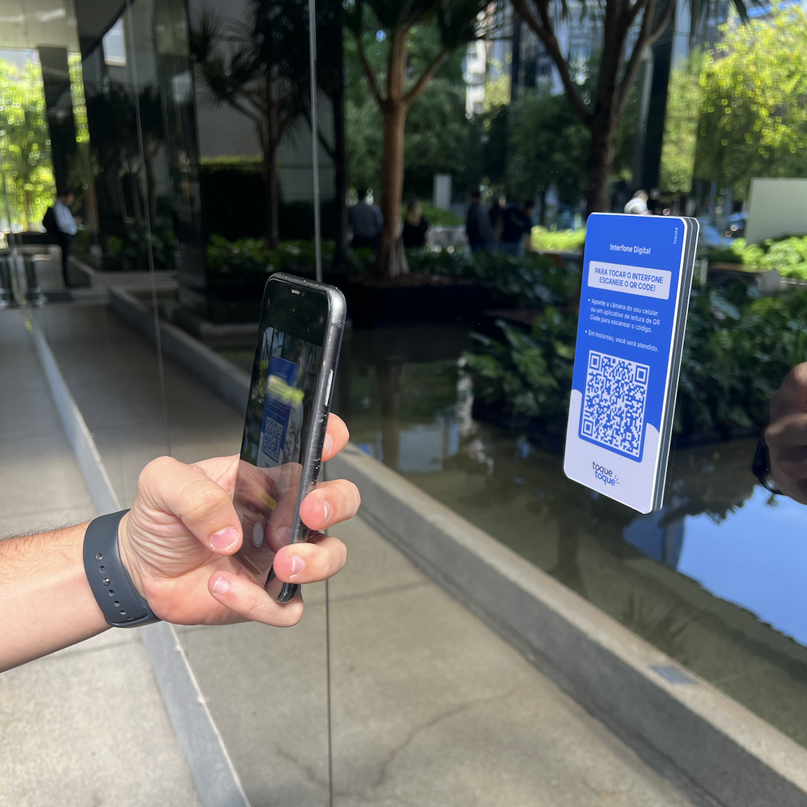 Visitante toca o interfone